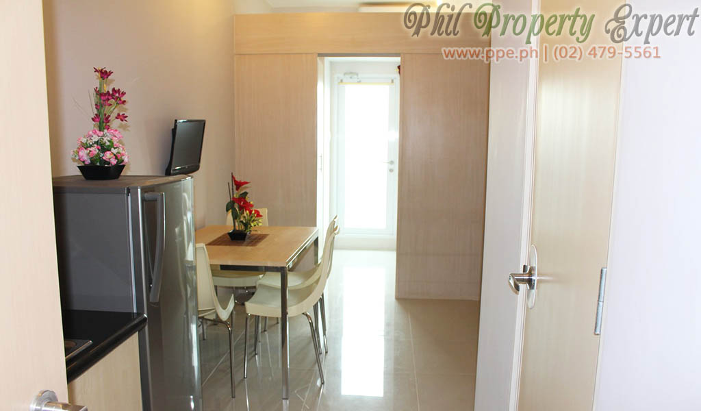 Fully Furnished 1BR Condo With Balcony For Rent in Quezon 